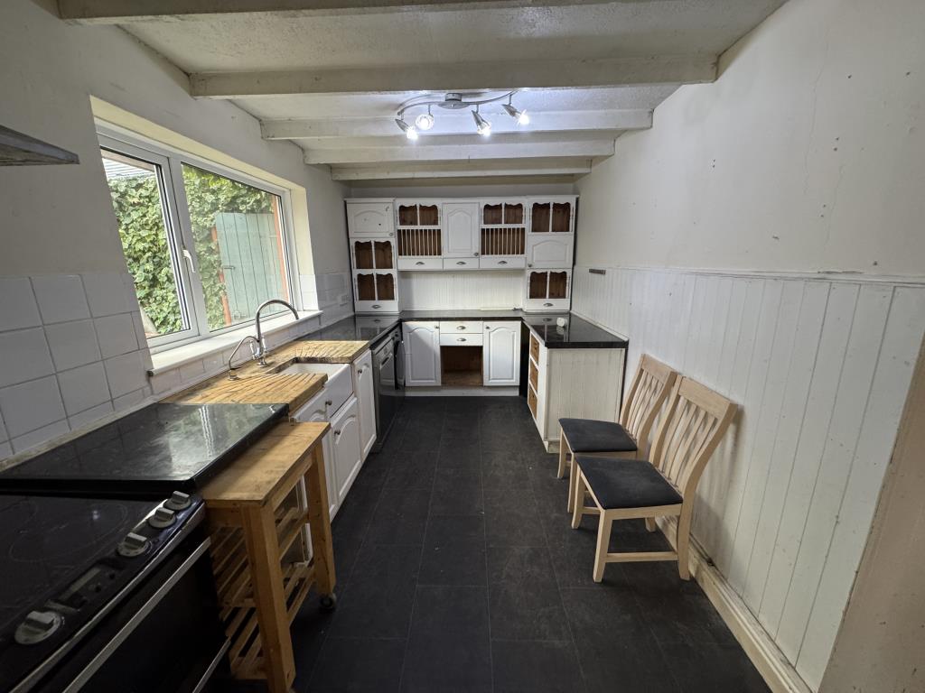 Lot: 104 - SEMI-DETACHED HOUSE FOR IMPROVEMENT - Kitchen